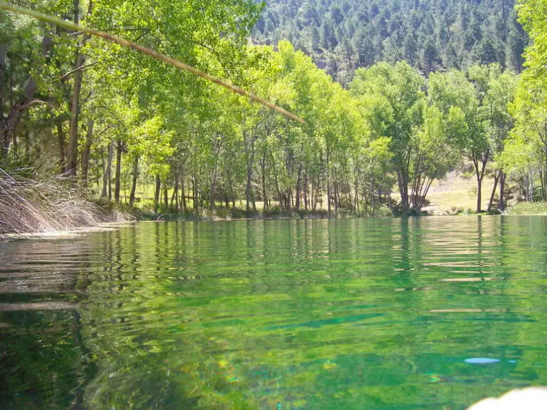 Laguna de Arroyo frío con sus aguas verde turquesa