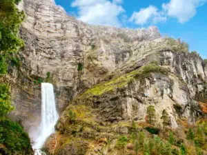 Preciosa foto de los chorros del río mundo y el reventón
