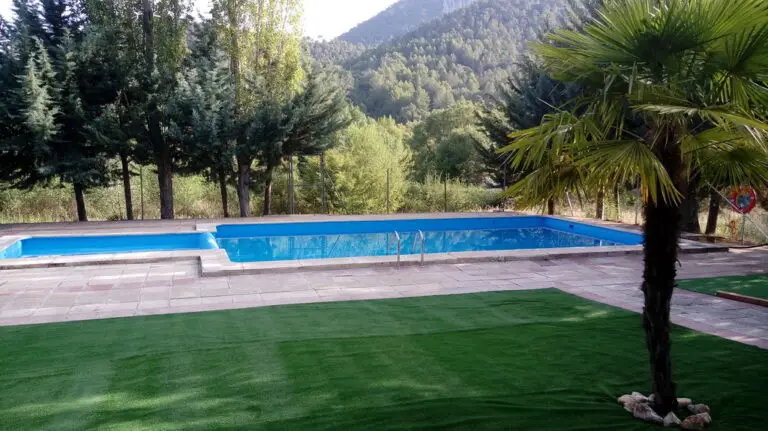 Piscina de aguas cristalinas con vistas a la montaña en Casa Rural Arroyo de la Puerta